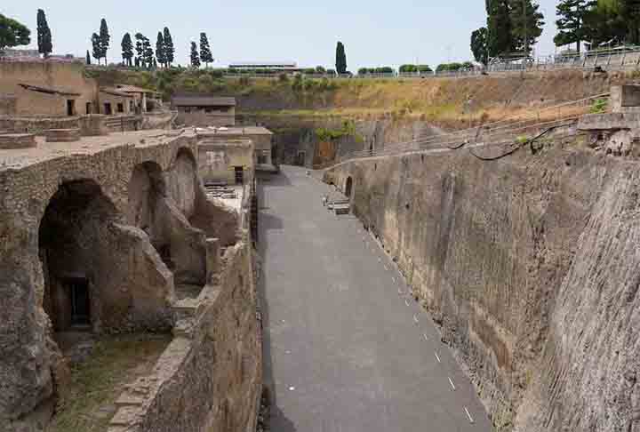 O busto em bronze representando Calígula “no início de sua loucura”, de acordo com descrições, havia sido encontrado no século XVIII durante escavações em Herculano, uma das cidades italianas dizimadas pela erupção do Monte Vesúvio no ano 79 d.C. 

