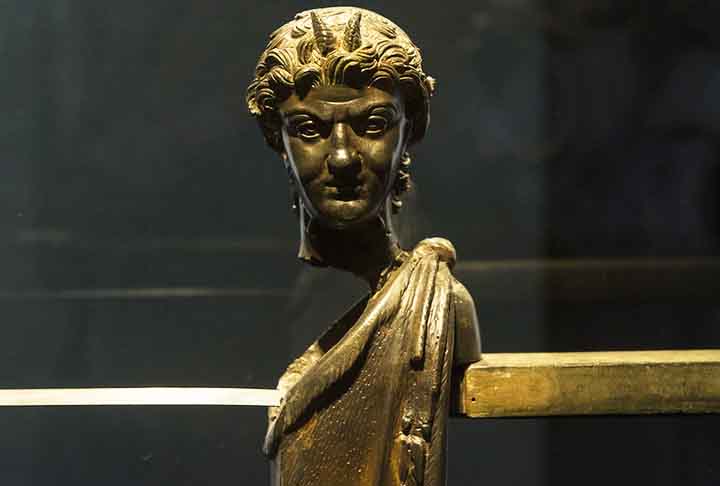 Em 1842, o busto, que pertencia ao acervo do político e escritor inglês Horace Walpole, foi vendido juntamente com uma coleção de objetos. Agora, ele ficará exposto na Strawberry Hill House. 
