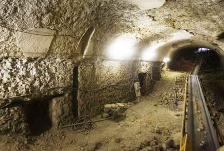 Segundo registros históricos, Calígula foi assassinado a facadas por um grupo de guardas em 24 de janeiro do ano 41 d.C., sendo sucedido no poder romano por seu tio Claudio, ex-cônsul e senador. 
