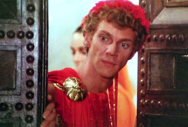 A trama retrata os quatro anos do império de Calígula (37 a 41 d.C) em cenas de sexo explícito e forte carga de violência. 
