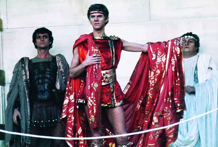 Outra característica muito sublinhada nas descrições a respeito de Calígula era o seu gosto pela pornografia explícita, com a promoção de orgias públicas. O imperador teria mantido relações sexuais até mesmo com as irmãs Julia Livilla e Agripina. 
