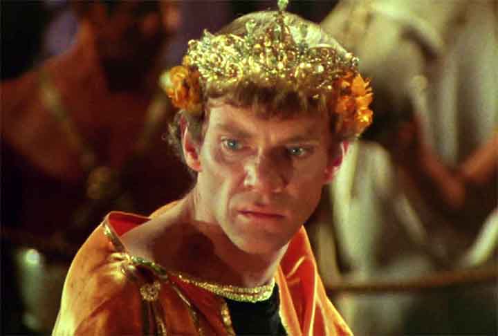 Após fazer um governo descrito como inicialmente ponderado, Calígula teria mudado seu comportamento com o passar do tempo e adotado medidas brutais e aterradoras. 
