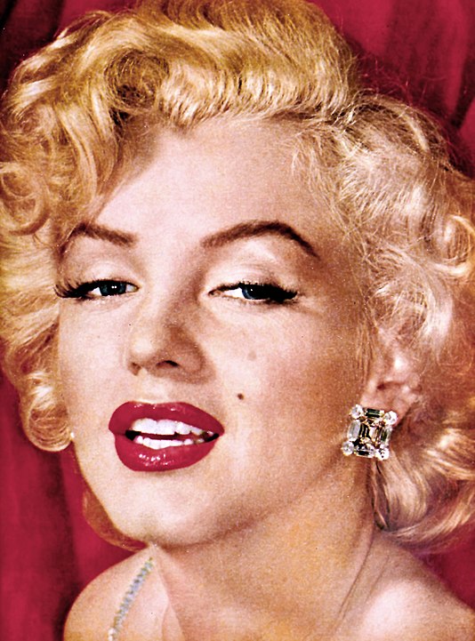 Os problemas emocionais de Marilyn fizeram com que ela recorresse a remédios. Em 5/8/1962, ela foi encontrada morta, no quarto de sua casa em Los Angeles, e o laudo apontou excesso de barbitúricos. 