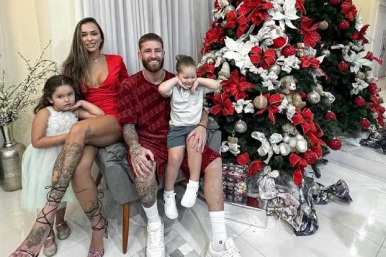 Tainá Castro acusa o zagueiro rubro-negro de descumprir parte do acordo firmado na partilha de bens do ex-casal e cobra R$ 1 milhão do jogador