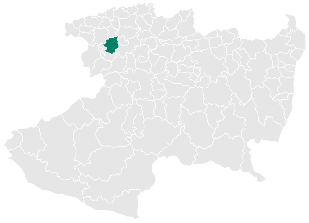 Fica no noroeste do estado Michoacán, no México. Veja no mapa.  O pequeno munícipio inaugurou em 2012 uma estátua para homenagear o singelo personagem. O  seu intérprete, Raúl Padilla, morreu em 3/2/1994, aos 75 anos. 