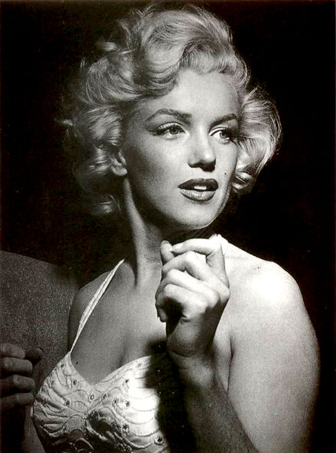 Em 1946, Monroe se divorciou para se dedicar apenas à carreira de atriz. E virou loira platinada, o que acabou tornando-se uma marca.  