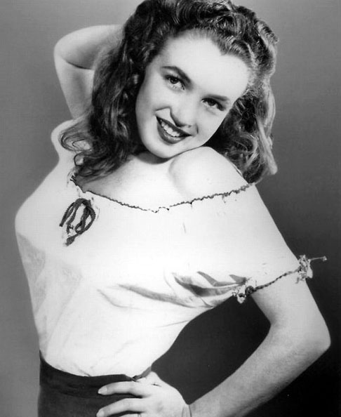 Além de problemas financeiros, sua mãe se sentia mentalmente despreparada para cuidar da criança. Ela viveu em orfanato e na casa de pessoas de quem sofreu abuso (algo que se revelaria mais tarde). 