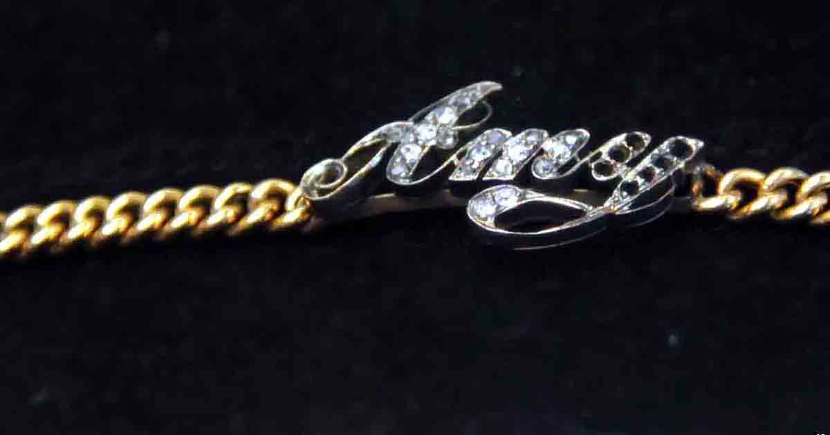 Em 1987, um bracelete de ouro e prata com o nome Amy gravado em diamante foi retirado do mar onde ficaram os destroços do Titanic 