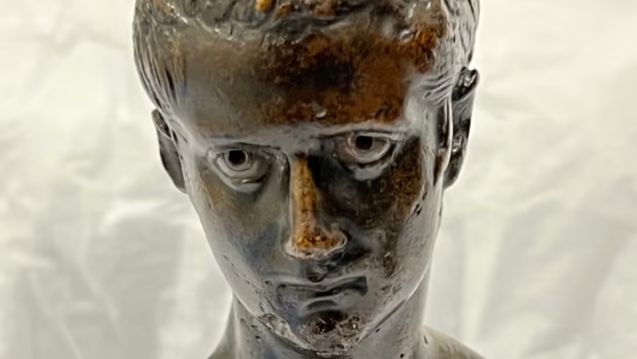 Desaparecida há 200 anos, uma escultura milenar do imperador romano Calígula foi, enfim, reencontrada pela historiadora Silvia Davoli, da Universidade de Oxford, na Inglaterra. 

