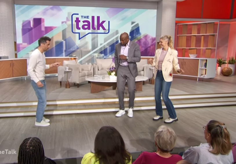 O ator, então, foi convidado a sambar para mostrar como é essa dança no Brasil. Wagner disse que nasceu em Salvador e mostrou que, na Bahia, os movimentos são pequenos, com passos miudinhos, diferentemente do samba carioca, que tem passos largos. 