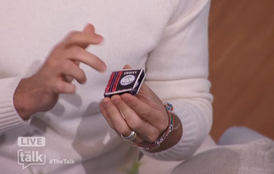 Wagner pegou no bolso uma caixa de fósforos em que estava escrito Samba e, com os dedos, fez uma pequena batucada, que empolgou os apresentadores e a plateia. 