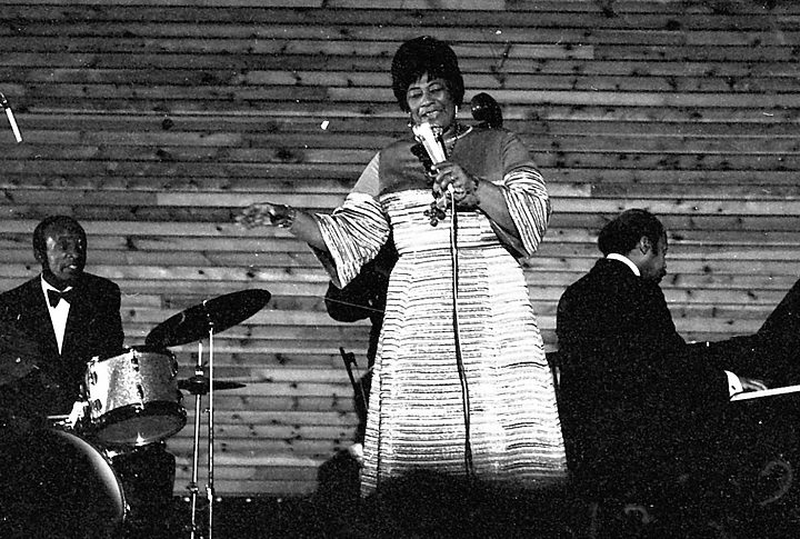 Por causa do racismo nos EUA, ela não podia fazer show na principal casa: Mocambo. Marilyn então fez acordo com o dono: sentaria na primeira fila em todos os shows, para atrair visibilidade. Deu certo.