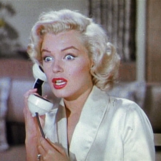 Com o passar do tempo, Marilyn foi se consagrando no papel de femme fatale (ou mulher fatal). No início, ela fazia comédias românticas, sempre com um tom mais provocante.