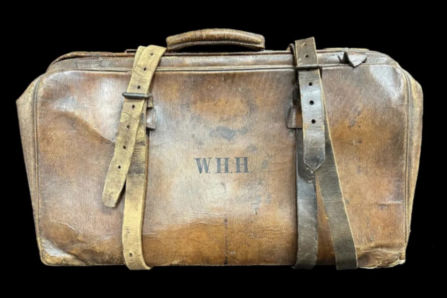 No mesmo leilão foi vendida a bolsa onde ficava o violino do maestro Wallace Hartley, diretor da orquestra que tocava enquanto o navio afundava. Entrou para a história a informação de que, mesmo após o choque com o iceberg que causaria o naufrágio, Hartley manteve a música. 