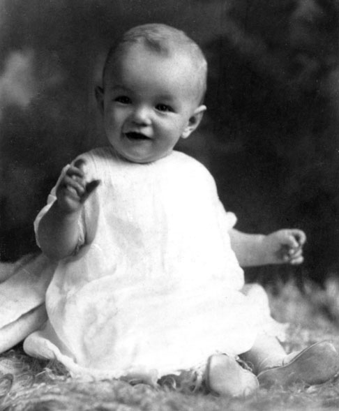 Nascida Norma Jean Mortenson, em 1/6/1926, Monroe teve uma vida difícil na infância. Nunca soube quem era seu pai biológico. 