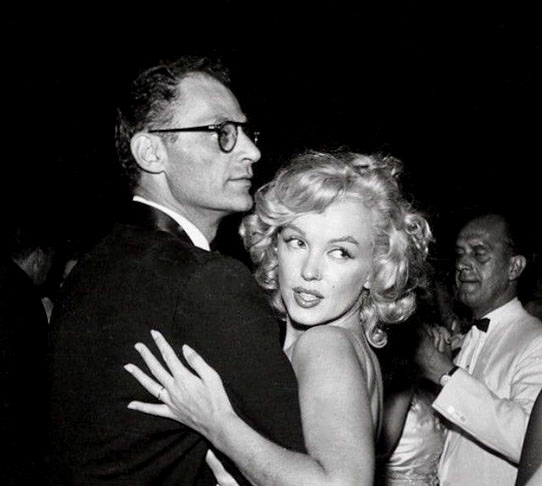 Ela foi casada com o jogador de beisebol Joe DiMaggio (1954-1955) e com o dramaturgo Arthur Miller (1956-1961 - foto), mas teve vários casos, com Marlon Brando e Frank Sinatra, entre outros. 
