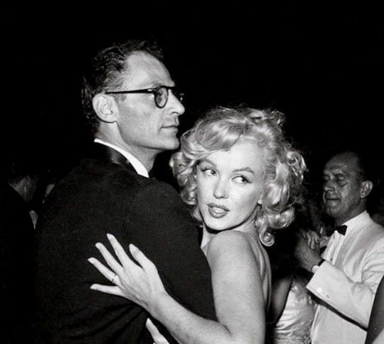 Ela foi casada com o jogador de beisebol Joe DiMaggio (1954-1955) e com o dramaturgo Arthur Miller (1956-1961 - foto) . Mas teve vários casos, com Marlon Brando e Frank Sinatra, entre outros. 