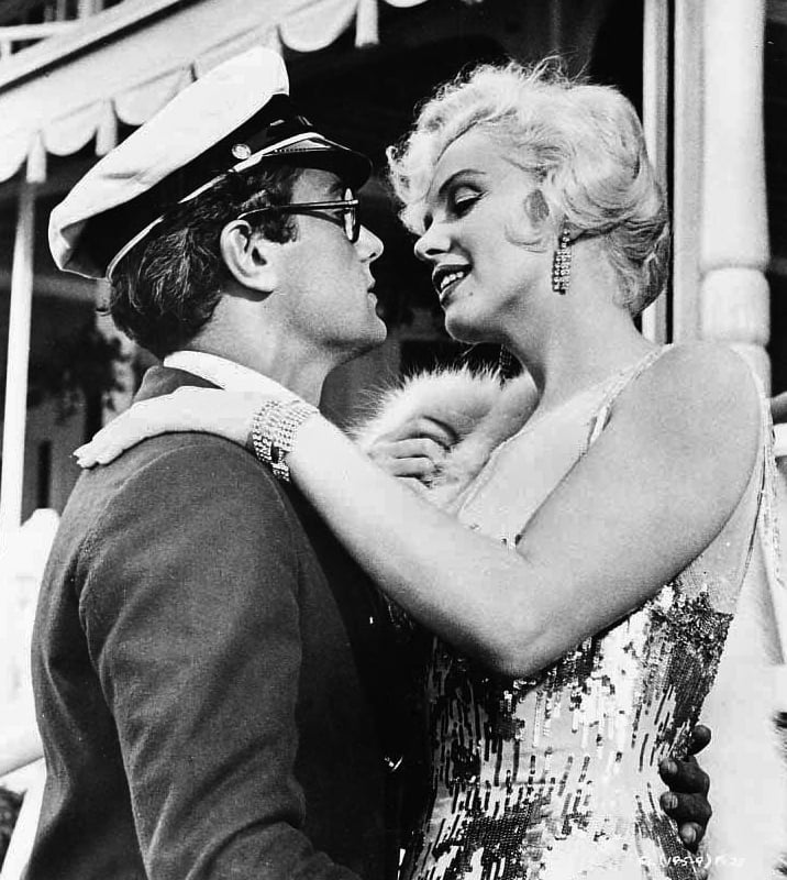 Os bastidores, porém, foram complicados. Ela se atrasava, esquecia as falas e precisava repetir cenas diversas vezes, causando irritação, principalmente, em Tony Curtis (na foto, em cena com Marilyn).
