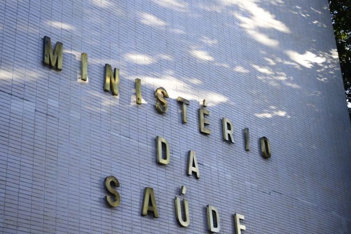 O Ministério da Saúde também  distribui os soros de graça para pessoas que foram picadas.  O soro antiaracnídico (Loxosceles, Phoneutria e Tityus) é encontrado em serviços de saúde de referência para tratamento de pacientes picados. Deve ser armazenado a temperatura entre 2ºC e 8°C.