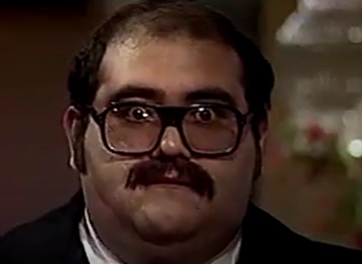 Curiosidade 10: O ator que interpretava o Seu Barriga era médico e chegou a atuar nessa profissão. 