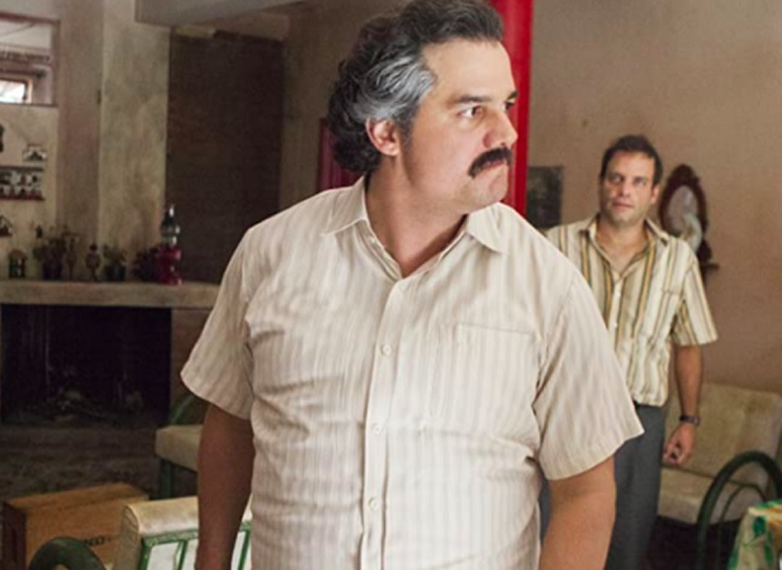 Na trama, ele interpreta Pablo Escobar, um dos mais poderosos e temidos chefes do tráfico de drogas da história. A série foi um sucesso de crítica e catapultou de vez a carreira internacional do ator brasileiro.