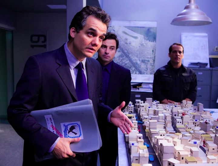 Os dois filmes foram aclamados internacionalmente por sua representação realista da violência urbana e corrupção no Brasil.