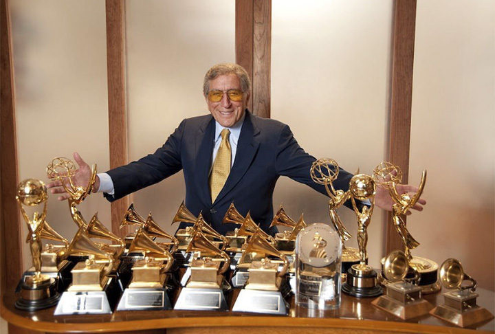 Além disso, ele teve 41 indicações ao Grammy e venceu 18. Um deles foi na categoria Contribuição em Vida, pelo conjunto da obra durante sua carreira. Além disso, Bennett ganhou uma estrela na calçada da fama de Hollywood 