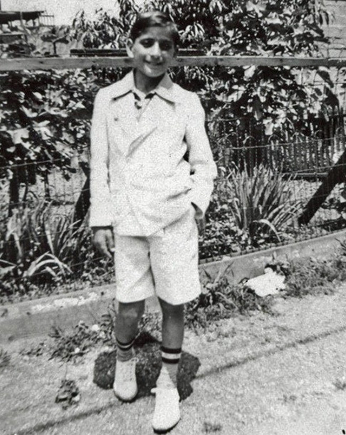 Desde muito jovem, Bennett demonstrava seu talento com a música e começou a ganhar dinheiro no segmento de forma precoce. 