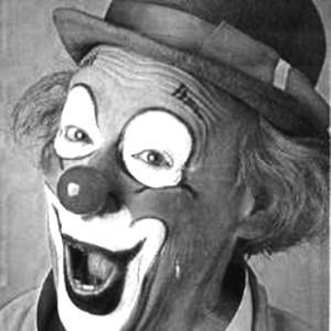 Torresmo - José Carlos Queirolo (1918-1996) - Nasceu no circo da família (Irmãos Queirolo), filho de palhaço uruguaio (Chicharrão) e atriz argentina. Também cantava tango e tocava sax e violino. Criou o bordão: Assim não aguento. E as crianças diziam: Agueeeenta. 