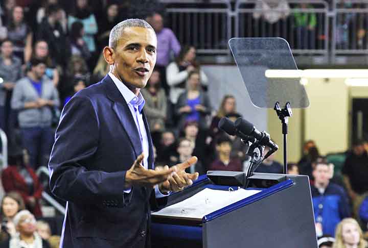Barack Hussein Obama II nasceu em 4 de agosto de 1961 em Honolulu, Havaí. Sua mãe, Ann Dunham, era branca, de ascendência principalmente inglesa e nascida em Wichita, Kansas. Já seu pai, Barack Obama, Sr., nasceu em Nyang’oma Kogelo, distrito de Siaya, Quênia, e era da etnia luo.