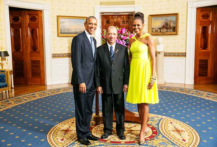 Em 2004, após vencer a primária democrata da eleição para o Senado em Illinois, Obama foi convidado para fazer o discurso principal da Convenção Nacional Democrata. No fim daquele ano, em novembro, foi eleito Senador com quase 70% dos votos. 