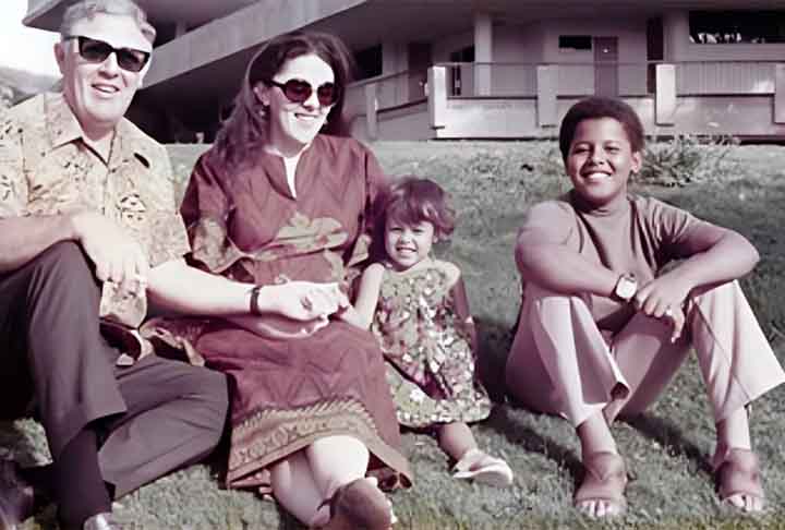 Quando garoto, passou parte da infância no Havaí e na Indonésia. Ann Dunham mudou-se com o filho recém-nascido para estudar na Universidade de Washington, em Seattle, após de divorciar do pai do futuro presidente dos Estados Unidos