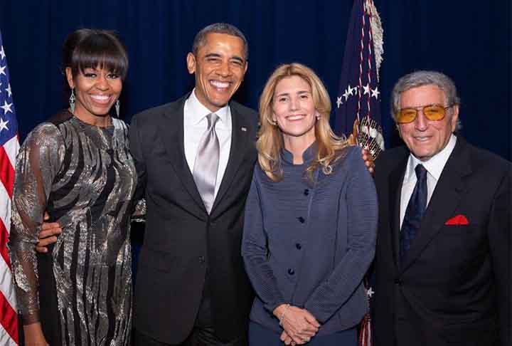 Além disso, apresentou iniciativas nacionais, que incluem a aprovação e sanção da Lei de Proteção e Cuidado ao Paciente. Um projeto que passou a ser chamado de Obamacare, e revogou a política Não pergunte, não conte. 