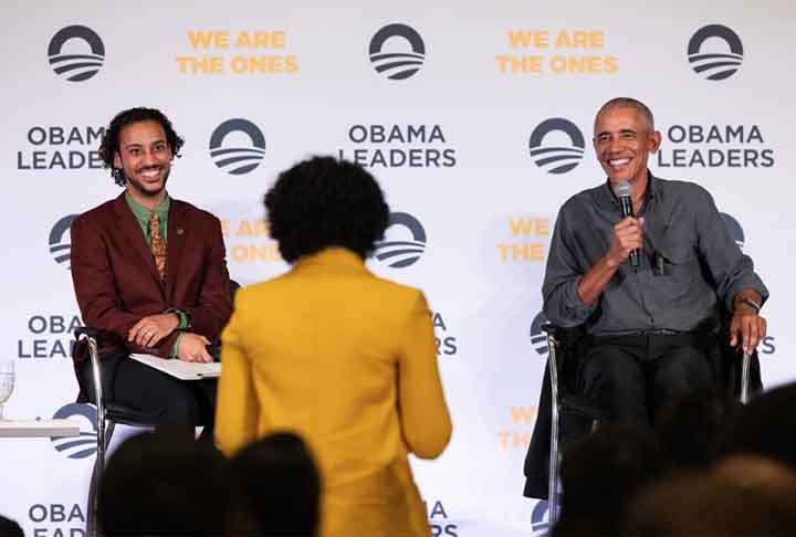 Na política externa, Obama ordenou o fim do envolvimento norte-americano na Guerra do Iraque, aumentou a quantidade de tropas no Afeganistão e assinou tratados de controle de armas com a Rússia.