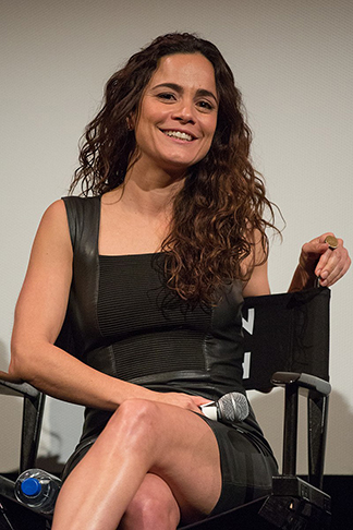 Alice Braga: Ela teve o início da sua carreira marcada por filmes no Brasil, incluindo Cidade de Deus (2002) e O Cheiro do Ralo (2006).  
