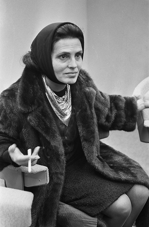 AMÁLIA RODRIGUES (1920-1999) - FADO - Cantora nascida em Lisboa, foi aclamada como a Voz de Portugal. O maior nome do fado e considerada uma das cantoras mais brilhantes do século XX. 