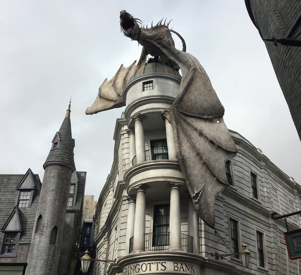 Banco Gringotes - O banco onde os bruxos guardam dinheiro é protegido por um dragão no alto do prédio.  Como é mágico, olhando por fora não se imagina a imensidão do banco por dentro.