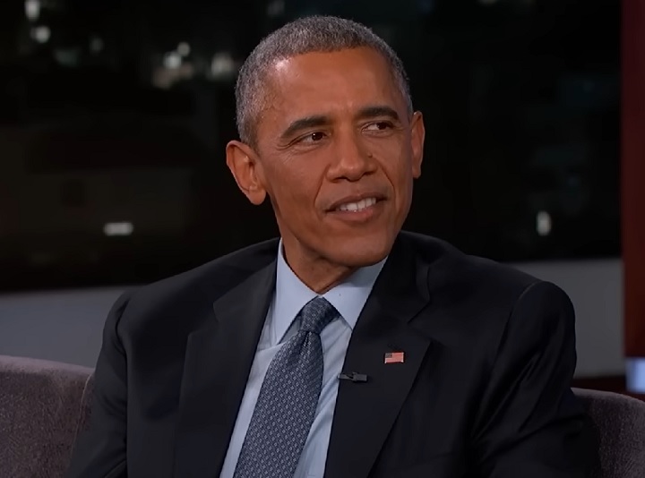 Ele também atuou como organizador comunitário, advogado na defesa de direitos civis e ensinou direito constitucional na escola de direito da Universidade de Chicago entre 1992 a 2004.