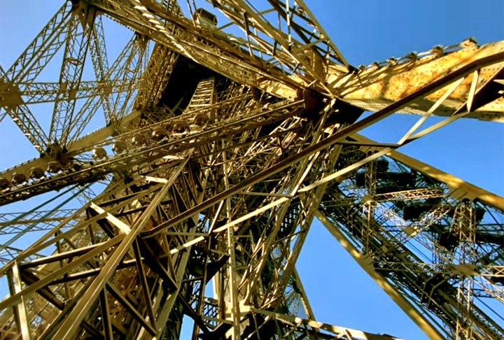  O movimento é tão grande que durante um ano a distância percorrida pelos elevadores chega a 103 mil km (2 vezes e meia uma volta ao mundo).