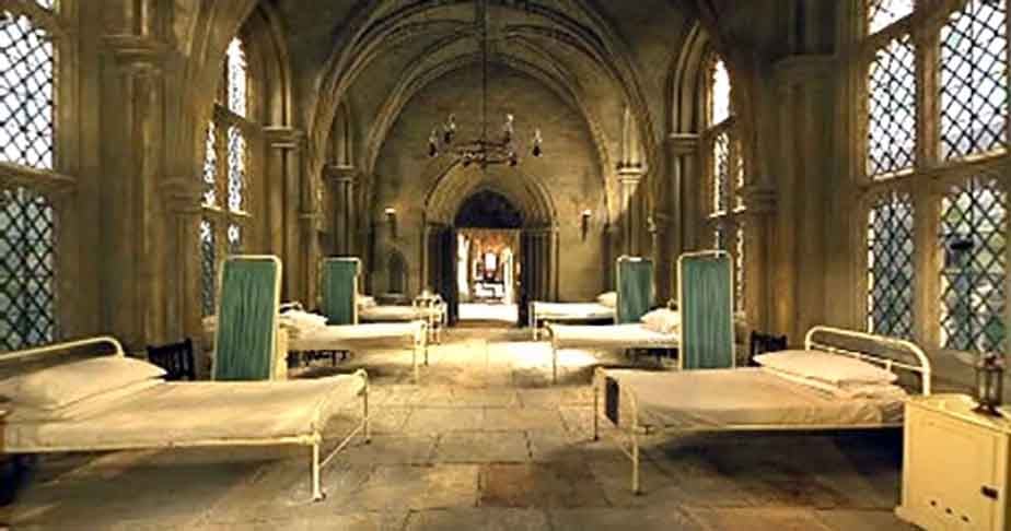 Hospital St Mungus - Ambiente sóbrio, limpo, com luz natural penetrando pelas janelas, propício ao tratamento dos bruxos que sofrem acidentes ou são acometidos por alguma enfermidade. 