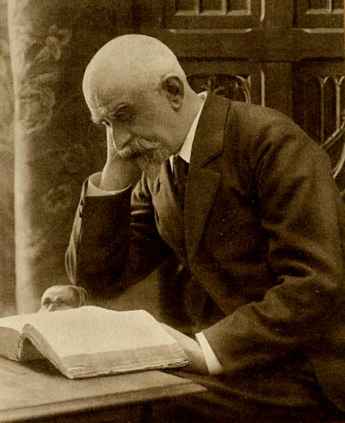 O escritor Joris-Karl Huysmans pegou pesado: “ Tubo de fábrica em construção, supositório cravejado de buracos”.