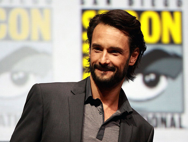 Rodrigo Santoro: Depois de alcançar sucesso em novelas e filmes brasileiros, ele também conquistou Hollywood. O ator teve suas primeiras experiências em As Panteras Detonando e Simplesmente Amor, ambos em 2003. 