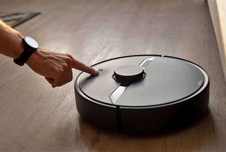 A primeira sugestão de presente é um robô aspirador. É uma escolha perfeita caso seu pai tenha uma rotina muito agitada ou não goste de fazer a limpeza da casa com vassoura e pano. Esse dispositivo é completo: aspira, varre e limpa diferentes pisos, tanto madeira como porcelanato.