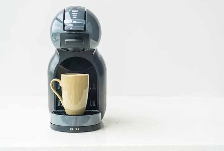 O café é a paixão de muitas pessoas e até um artifício para evitar dormir quando o cansaço dificulta o trabalho. Caso o seu pai se encaixe neste contexto, uma cafeteria 'Inissa' é uma ótima pedida, pois é compacta, leve e prática. Afinal, o café vem em cápsulas.