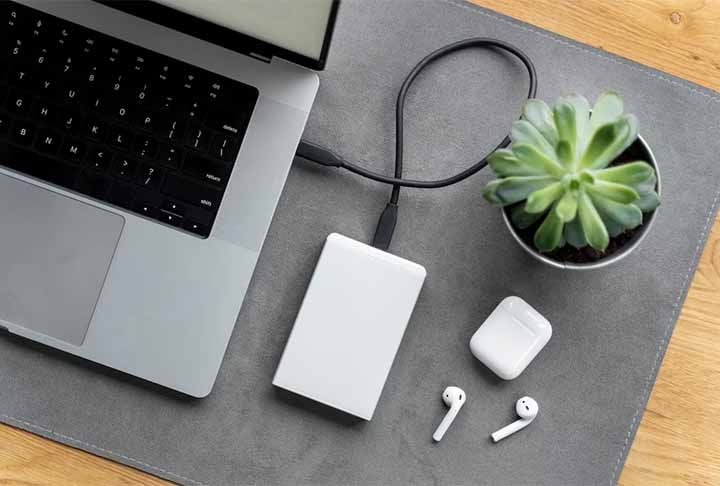 Um HD externo também é uma excelente alternativa para seu pai se ele trabalhar com produção e edição audiovisual, por exemplo. Isso porque em algumas situações esses arquivos são muito pesados e não cabem em um simples pendrive. Alguns modelos de HDs têm armazenamento de até 1 Terabyte (TB).