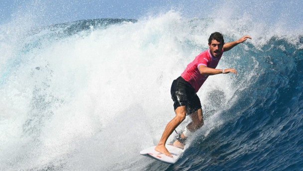 O peruano Alonso Correa cai na onda nas semifinais do surf masculino, durante os Jogos Olímpicos de Paris 2024, em Teahupo'o, na ilha do Taiti, na Polinésia Francesa, em 5 de agosto de 2024