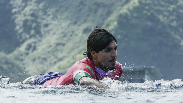O brasileiro Gabriel Medina rema nas semifinais do surfe masculino, durante os Jogos Olímpicos de Paris 2024, em Teahupo'o, na ilha do Taiti, na Polinésia Francesa, no dia 5 de agosto de 2024