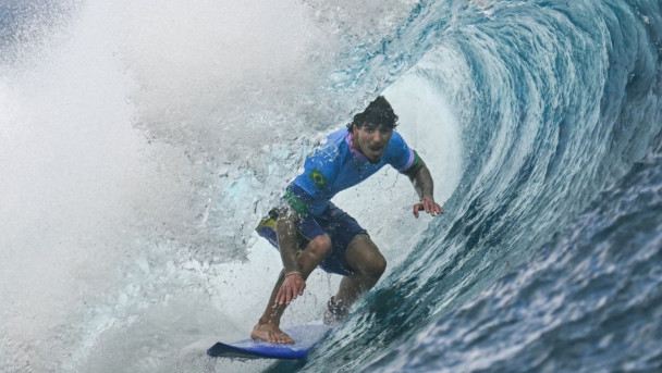 O brasileiro Gabriel Medina conquista a final da medalha de bronze do surfe masculino, durante os Jogos Olímpicos de Paris 2024, em Teahupo'o, na ilha do Taiti, na Polinésia Francesa, no dia 5 de agosto de 2024