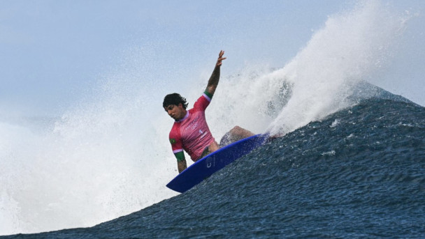 O brasileiro Gabriel Medina quebra o topo de uma onda nas semifinais do surfe masculino, durante os Jogos Olímpicos de Paris 2024, em Teahupo'o, na ilha do Taiti, na Polinésia Francesa, no dia 5 de agosto de 2024.