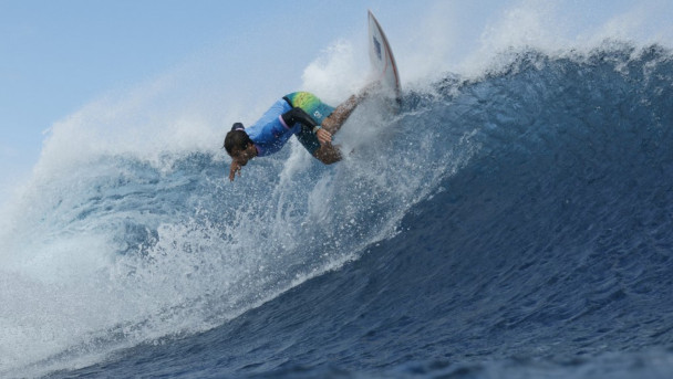 O australiano Jack Robinson nas semifinais do surf masculino, durante os Jogos Olímpicos de Paris 2024, em Teahupo'o, na ilha do Taiti, na Polinésia Francesa, em 5 de agosto de 2024